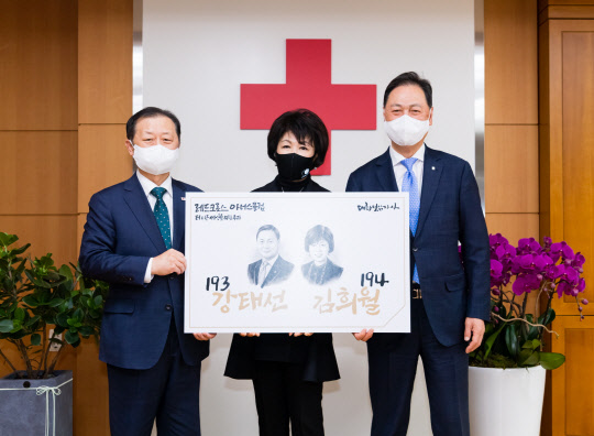 3일 오후 서울 중구 대한적십자사에서 열린 '레드크로스아너스클럽' 가입식에서 기념촬영 중인 비와이엔블랙야크 강태선(오른쪽) 회장과 김희월(가운데) 여사. <블랙야크 제공>